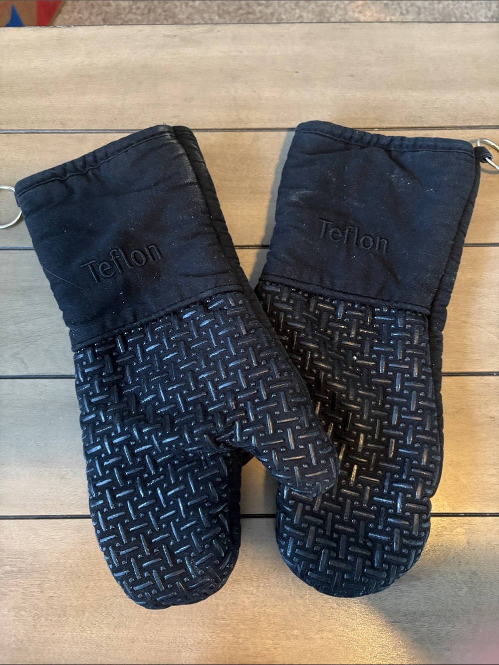 Teflon Black Heat-Resistant Oven Mitts